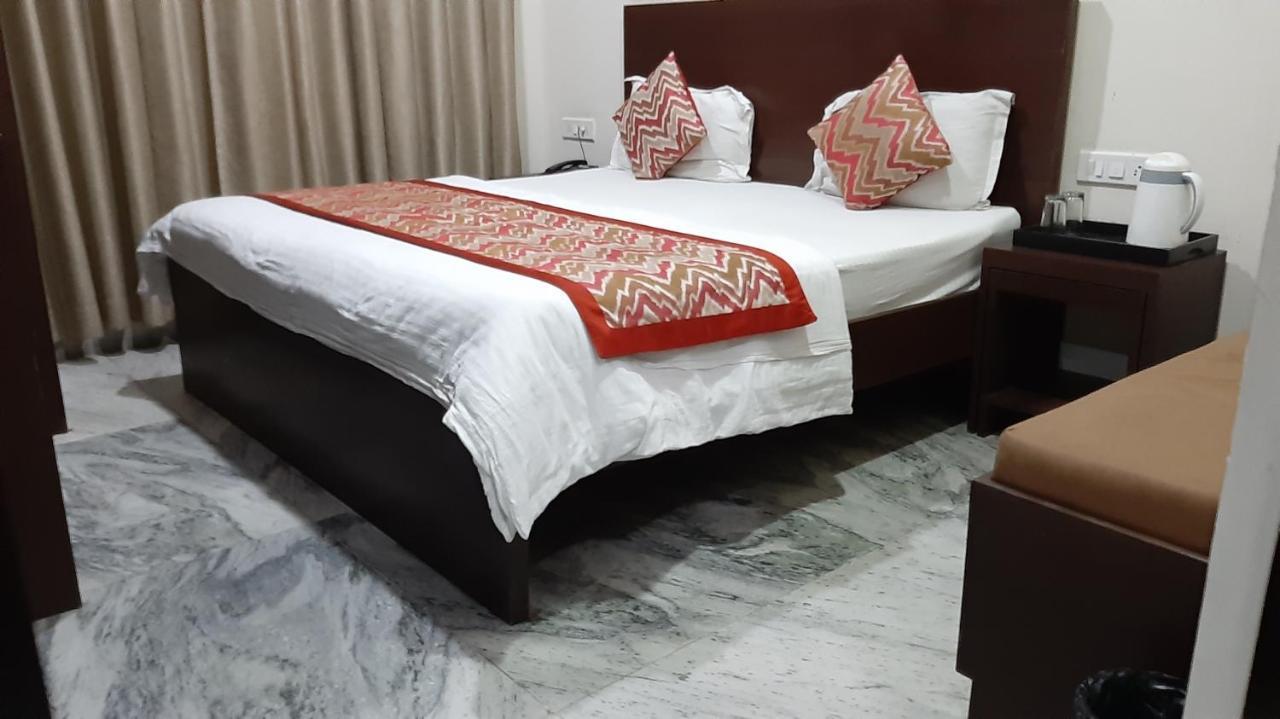 Hotel Sar Kamla Dham Skd Vrindavan Fully Vaccinated Staff Kültér fotó