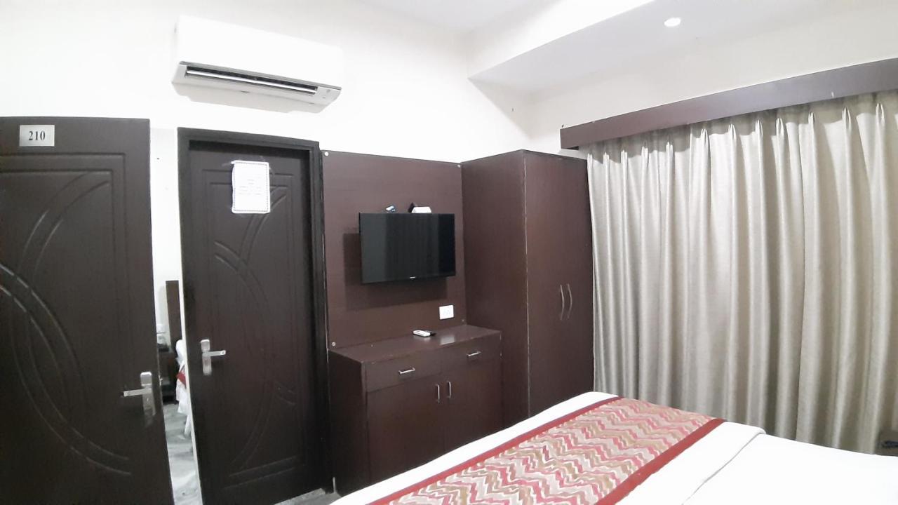 Hotel Sar Kamla Dham Skd Vrindavan Fully Vaccinated Staff Kültér fotó