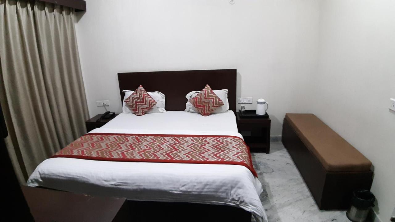 Hotel Sar Kamla Dham Skd Vrindavan Fully Vaccinated Staff Kültér fotó