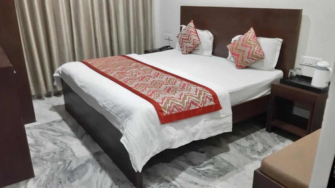 Hotel Sar Kamla Dham Skd Vrindavan Fully Vaccinated Staff Kültér fotó