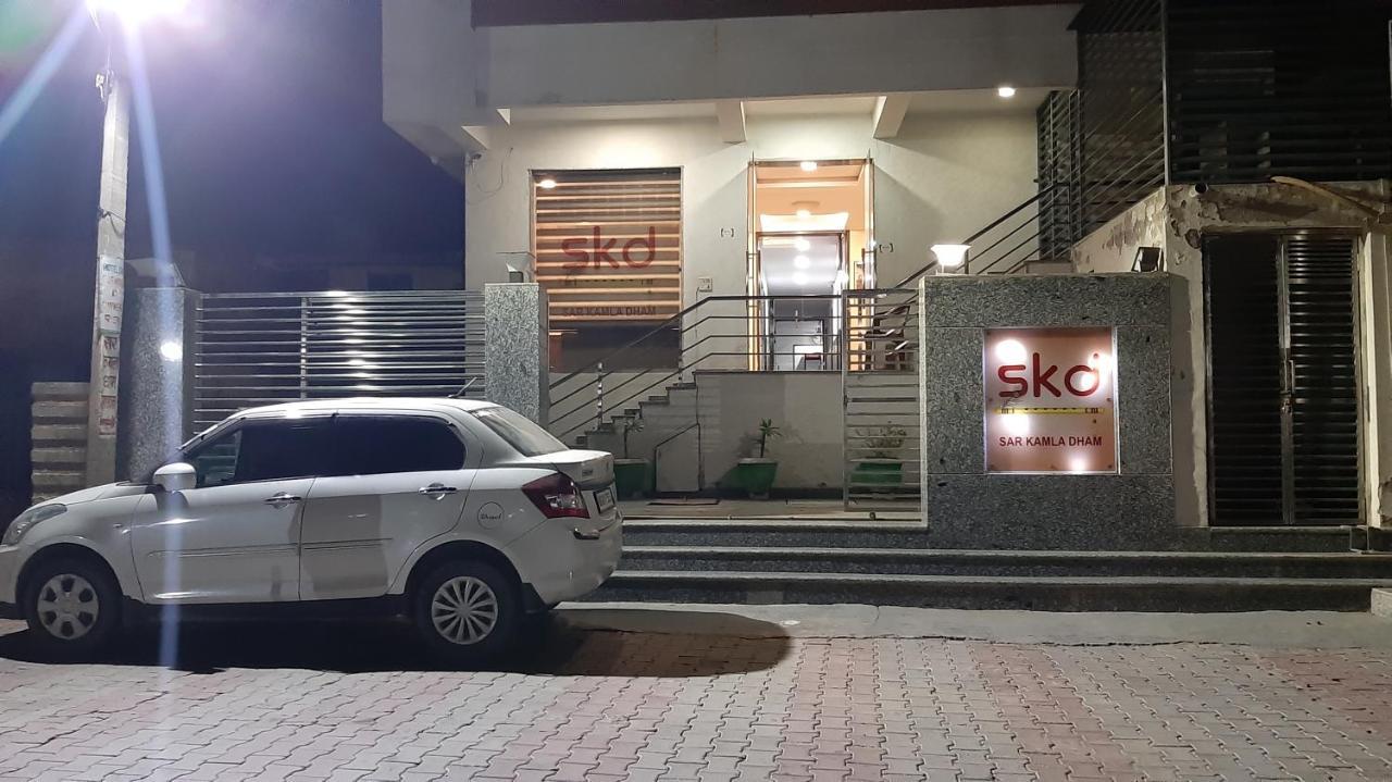 Hotel Sar Kamla Dham Skd Vrindavan Fully Vaccinated Staff Kültér fotó
