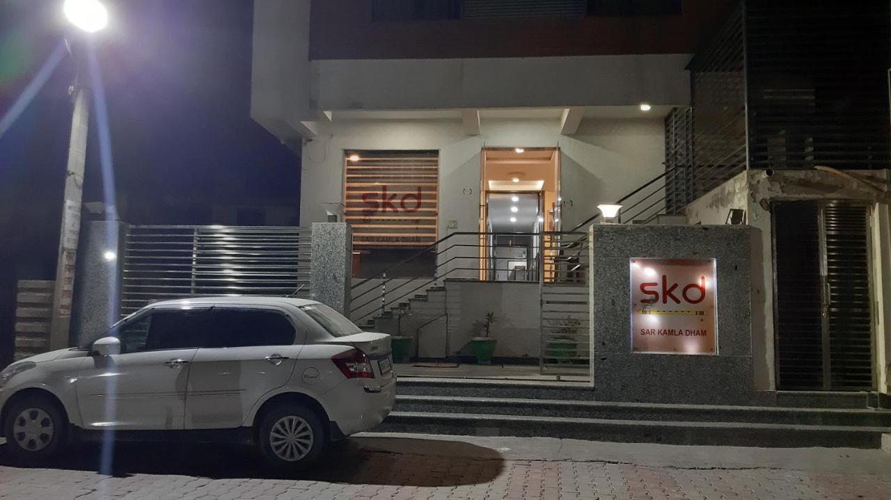 Hotel Sar Kamla Dham Skd Vrindavan Fully Vaccinated Staff Kültér fotó