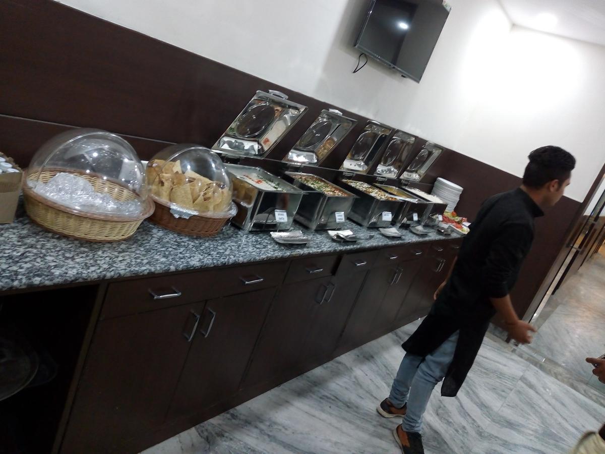 Hotel Sar Kamla Dham Skd Vrindavan Fully Vaccinated Staff Kültér fotó