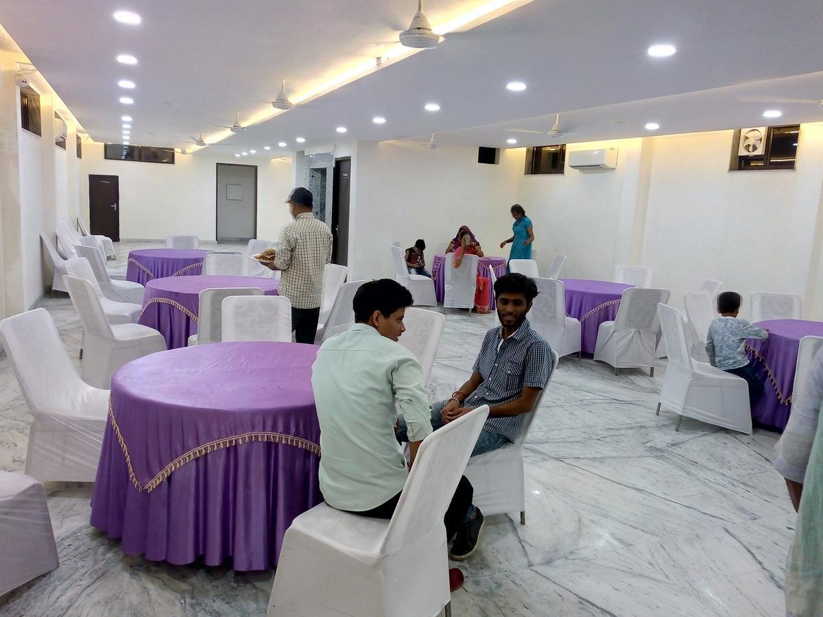 Hotel Sar Kamla Dham Skd Vrindavan Fully Vaccinated Staff Kültér fotó