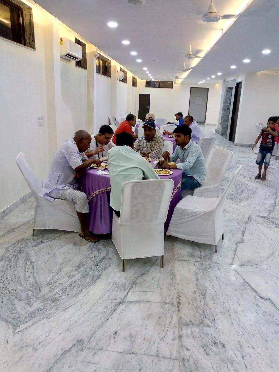 Hotel Sar Kamla Dham Skd Vrindavan Fully Vaccinated Staff Kültér fotó