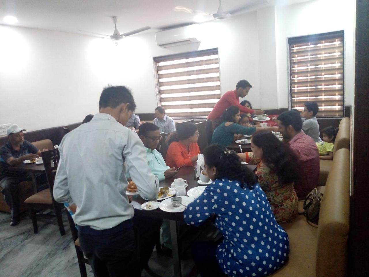 Hotel Sar Kamla Dham Skd Vrindavan Fully Vaccinated Staff Kültér fotó