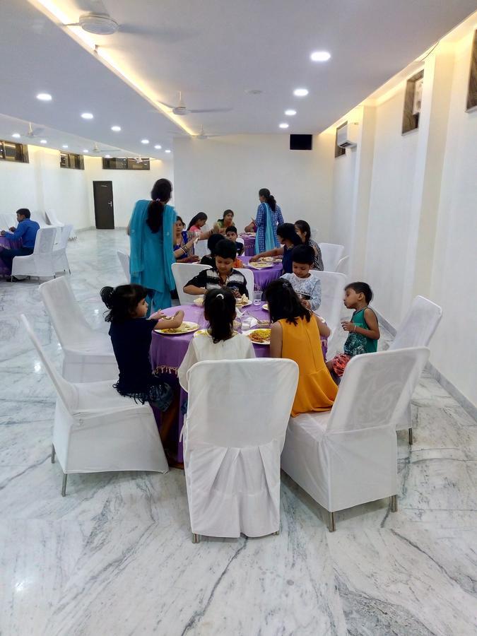 Hotel Sar Kamla Dham Skd Vrindavan Fully Vaccinated Staff Kültér fotó