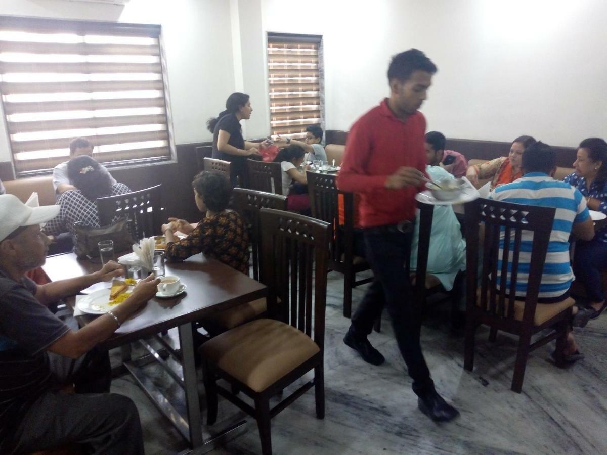 Hotel Sar Kamla Dham Skd Vrindavan Fully Vaccinated Staff Kültér fotó